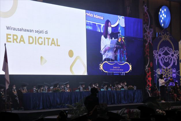 jessica lin co founder everwhite indonesia memberika motivasi pada wisudawan 1