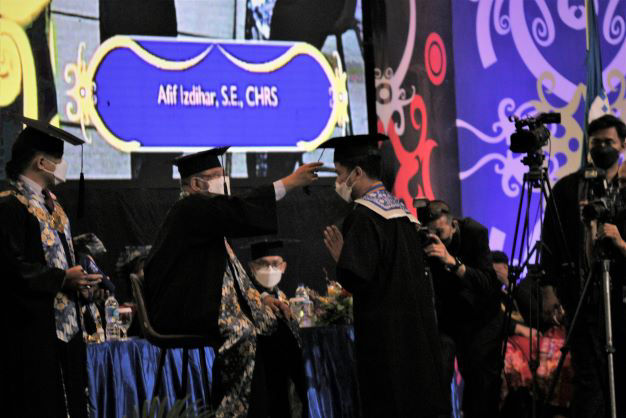 rektor umn ninok leksono memindahkan kuncir toga wisudawan 1