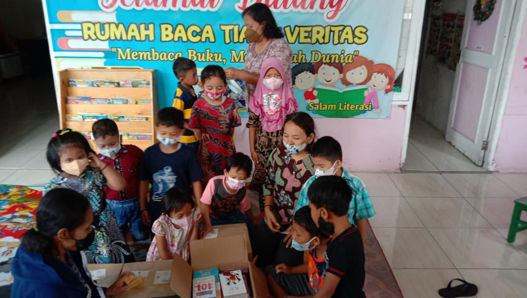 foto 2 tim rumah baca tiara veritas cikande