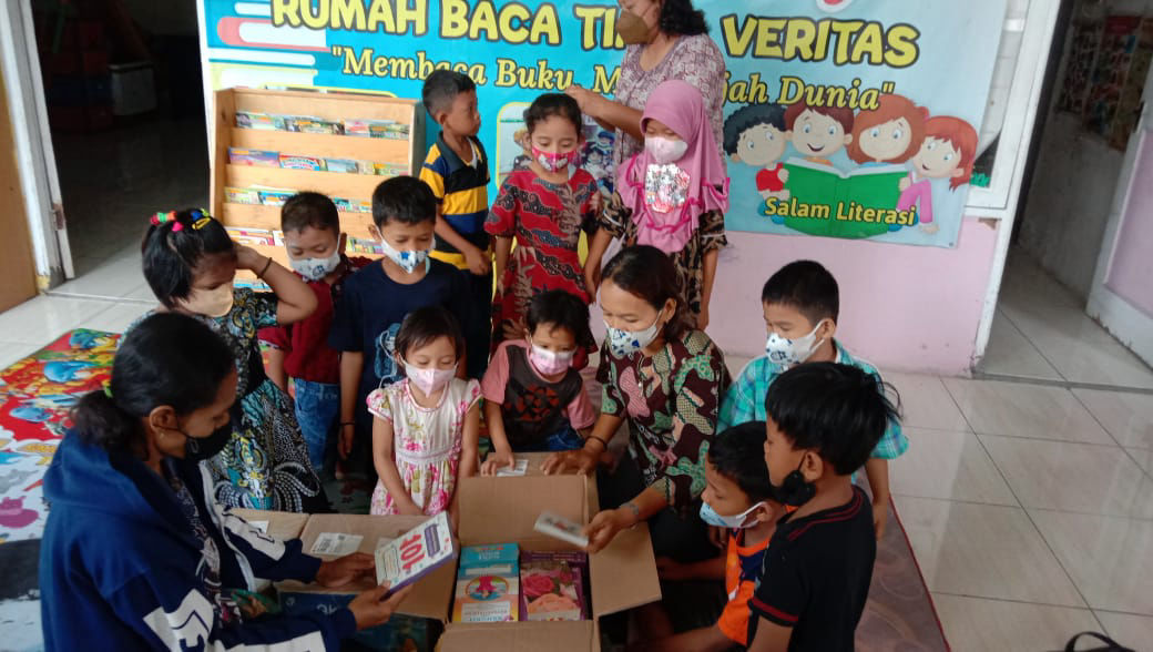 foto 3 tim rumah baca tiara veritas cikande